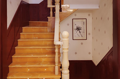遂川中式别墅室内汉白玉石楼梯的定制安装装饰效果
