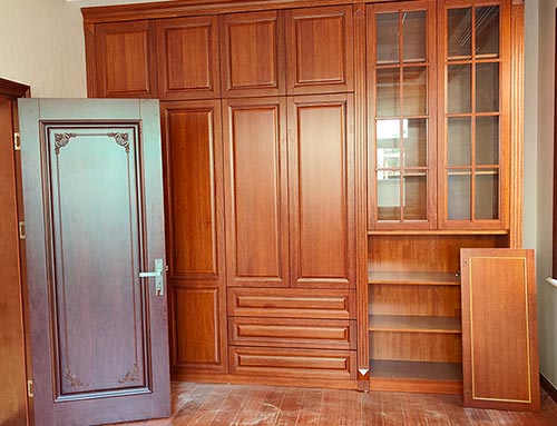 遂川中式家庭装修里定制的实木衣柜效果图